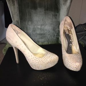 High heeled pumps